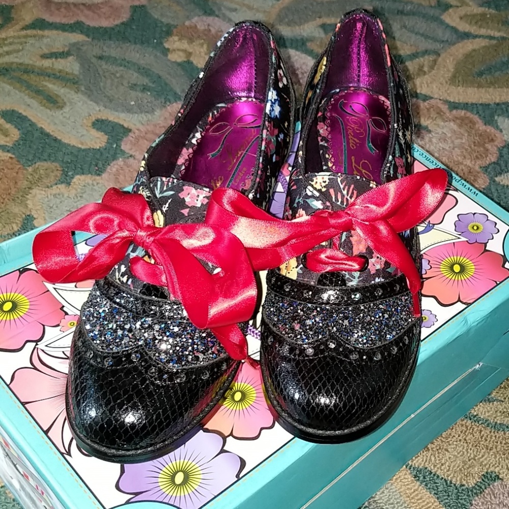 Poetic license Oxford heels